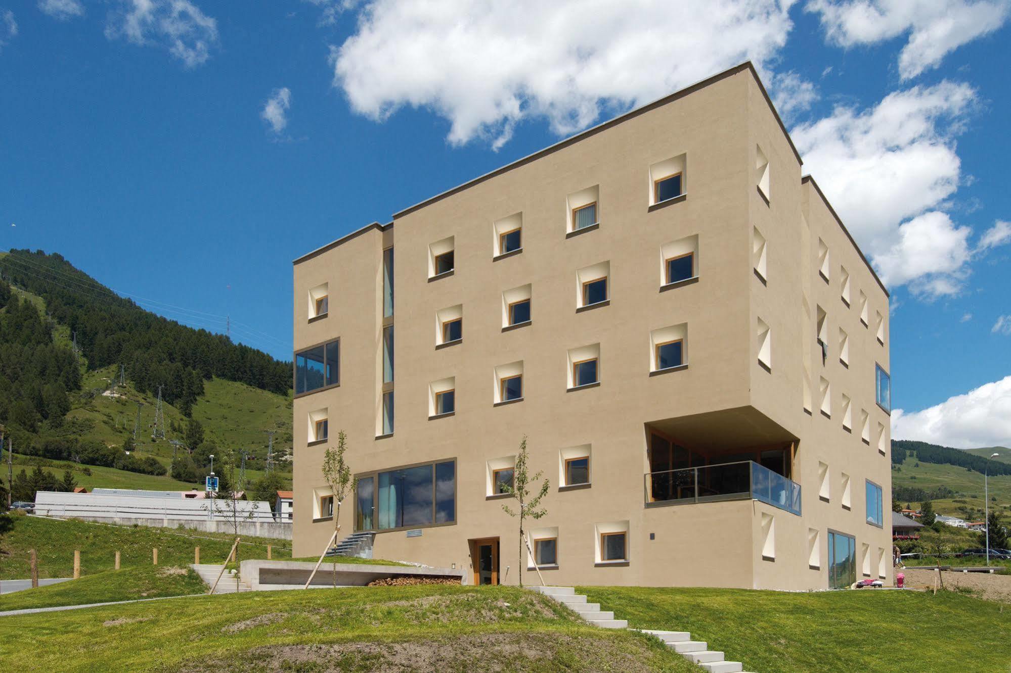 Scuol Youth Hostel Esterno foto