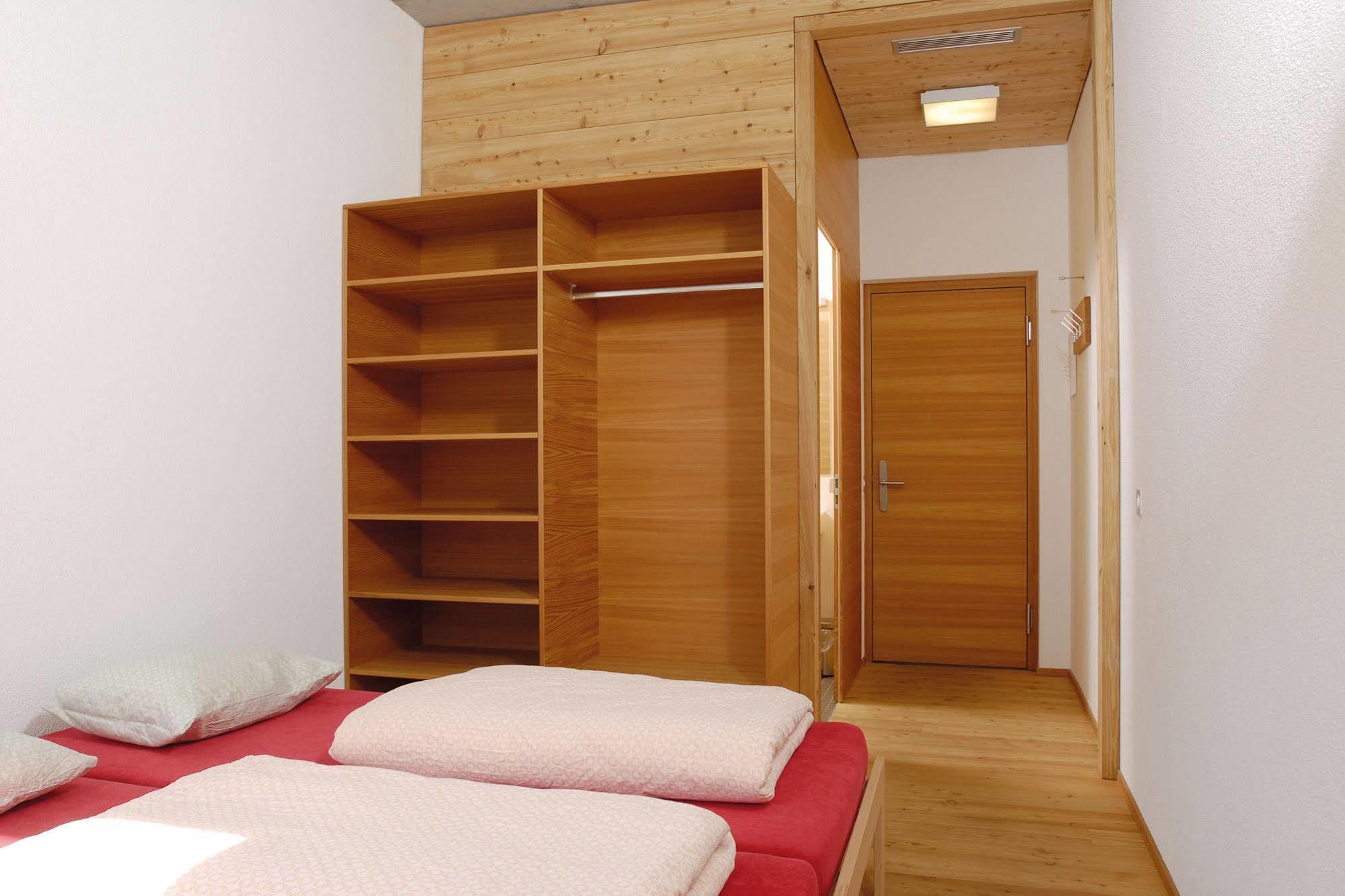 Scuol Youth Hostel Esterno foto