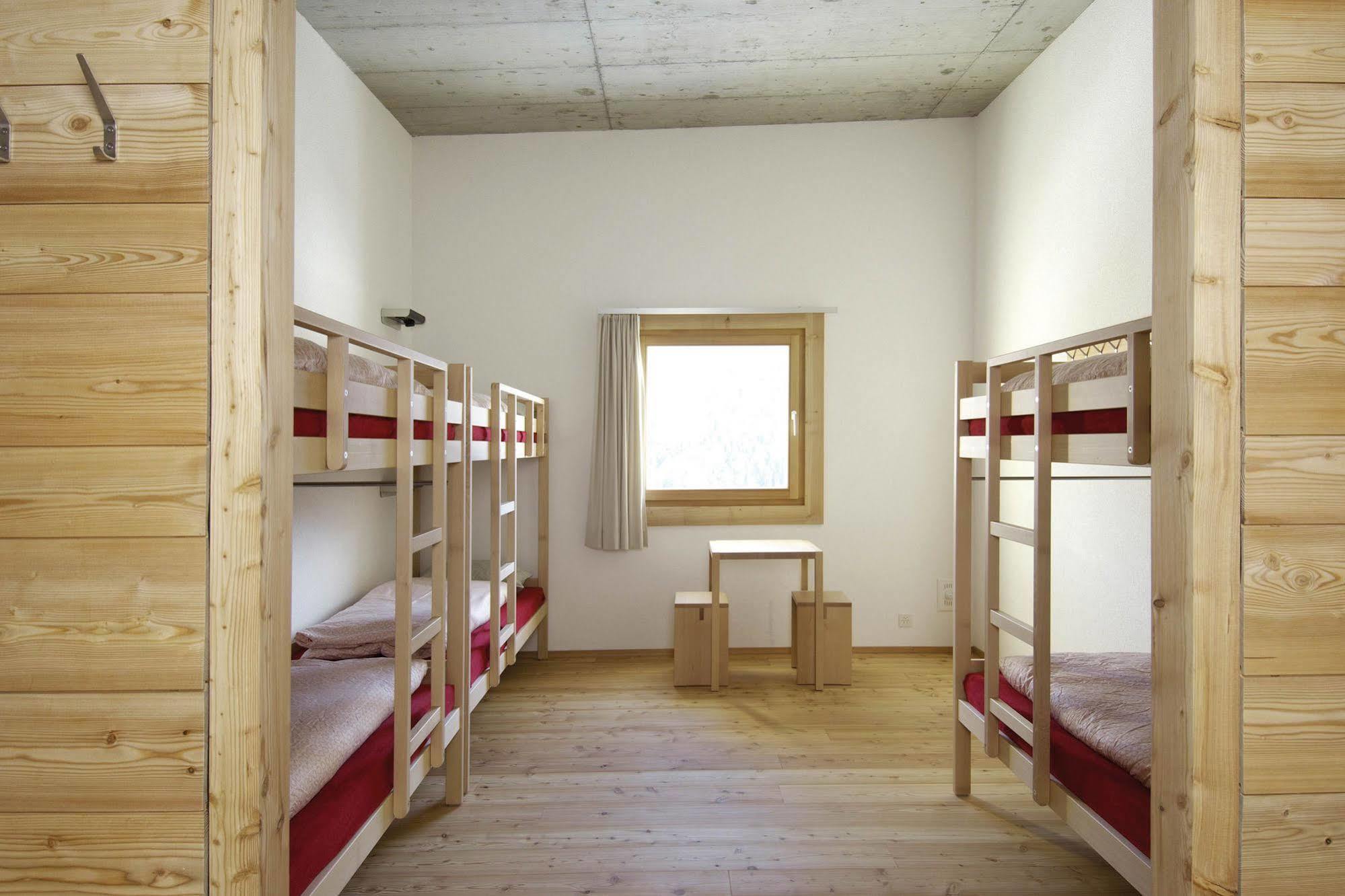 Scuol Youth Hostel Esterno foto