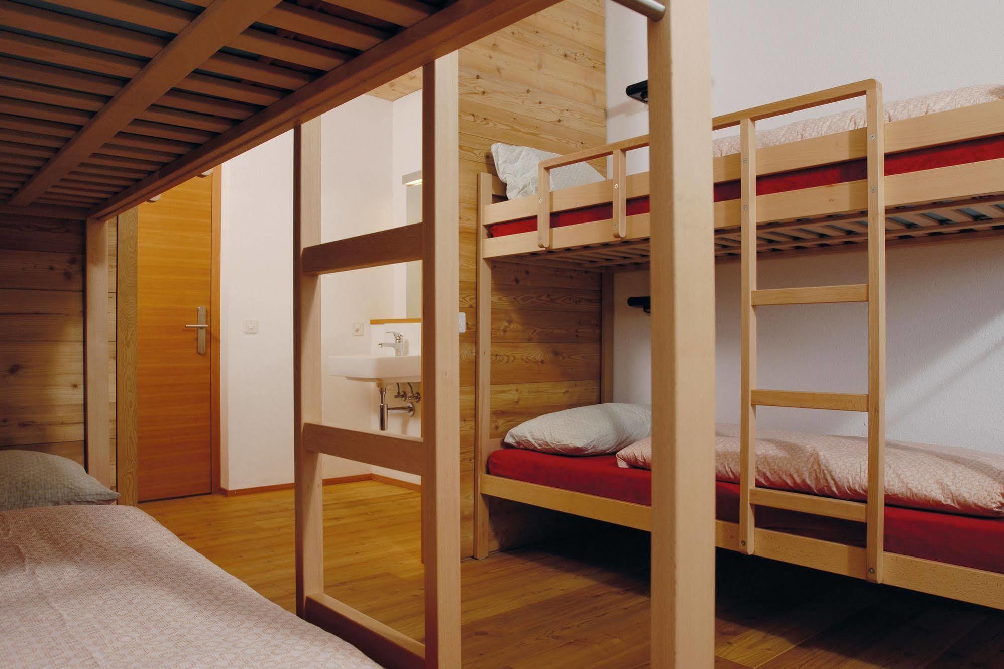 Scuol Youth Hostel Esterno foto