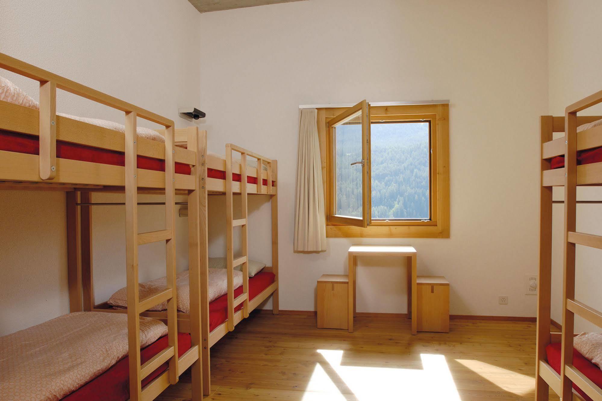 Scuol Youth Hostel Esterno foto