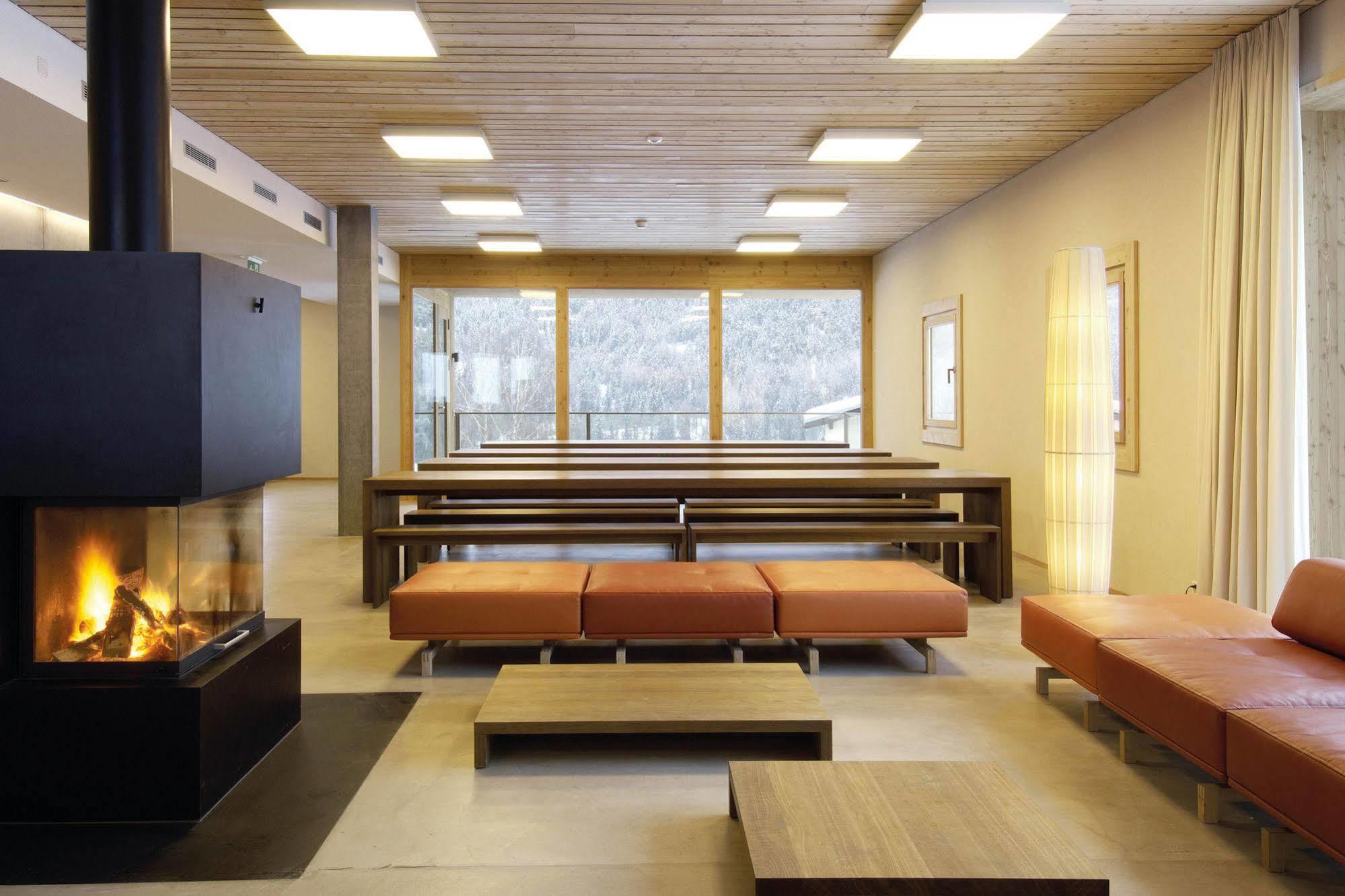 Scuol Youth Hostel Esterno foto
